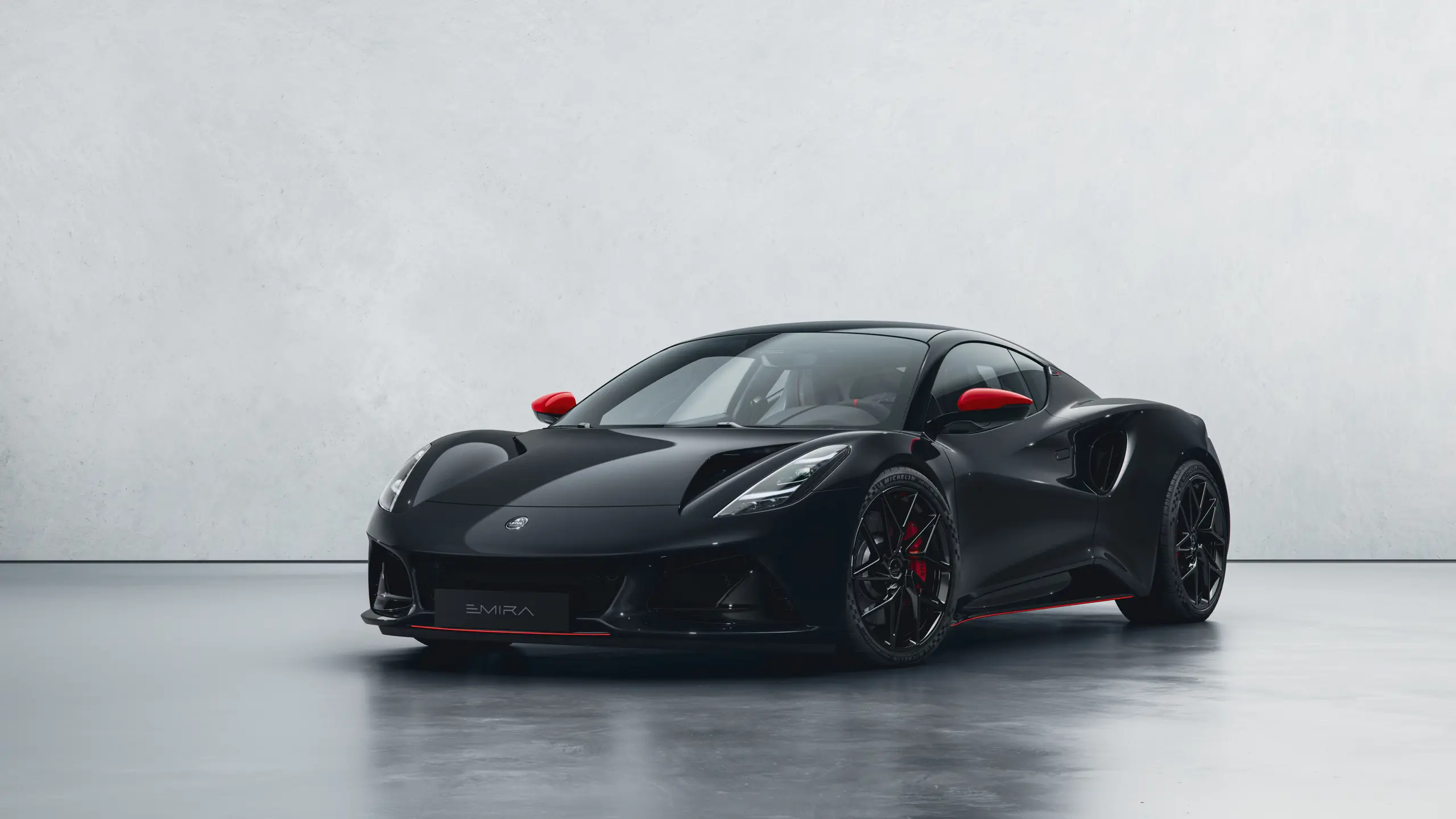 Fresh eye-catchers for sports car fans: The new Lotus Emira V6 SE and the enhanced Emira range