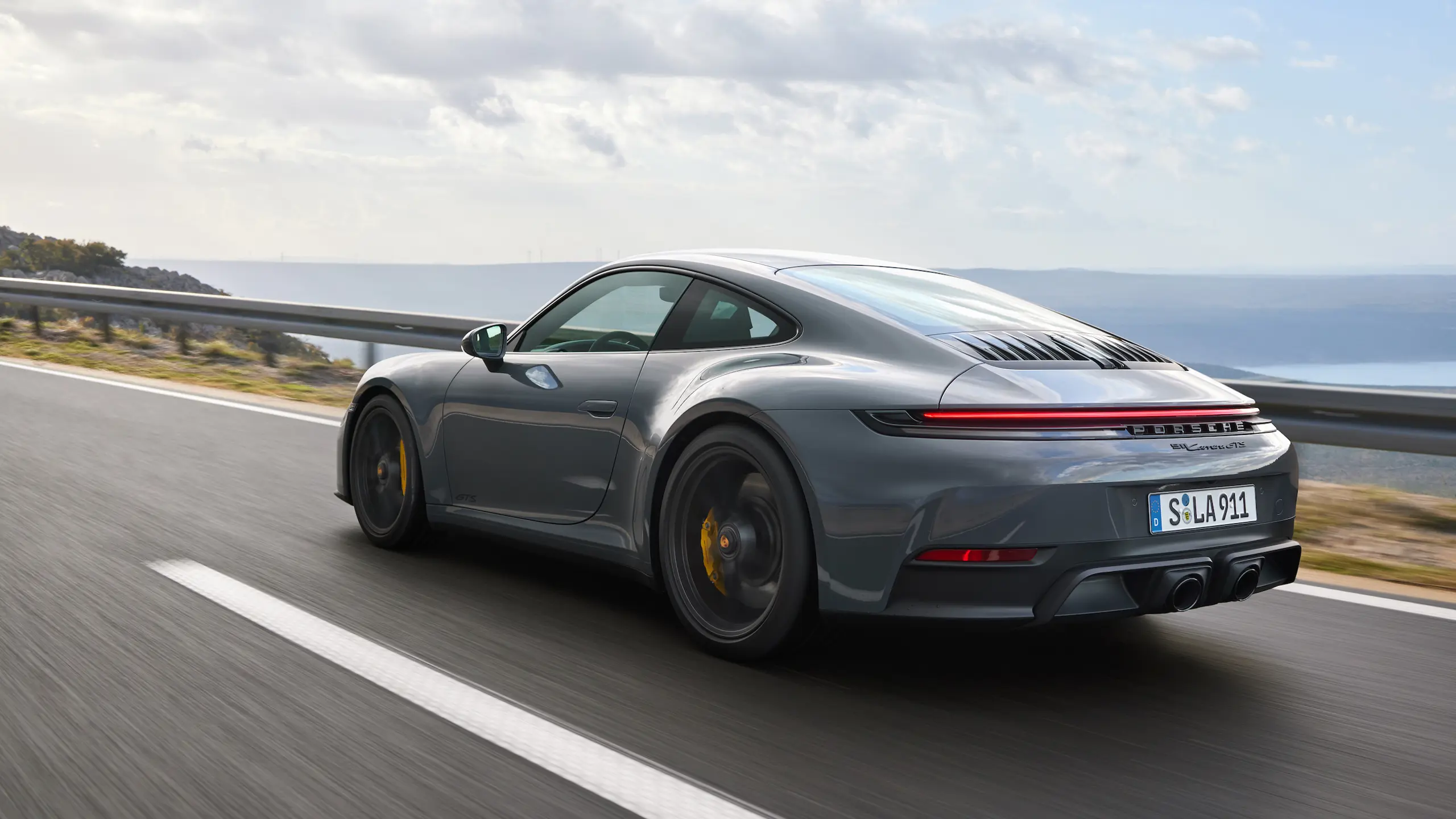 Ispirata al motorsport: la nuova Porsche 911 Carrera GTS con motore ibrido ad alte prestazioni