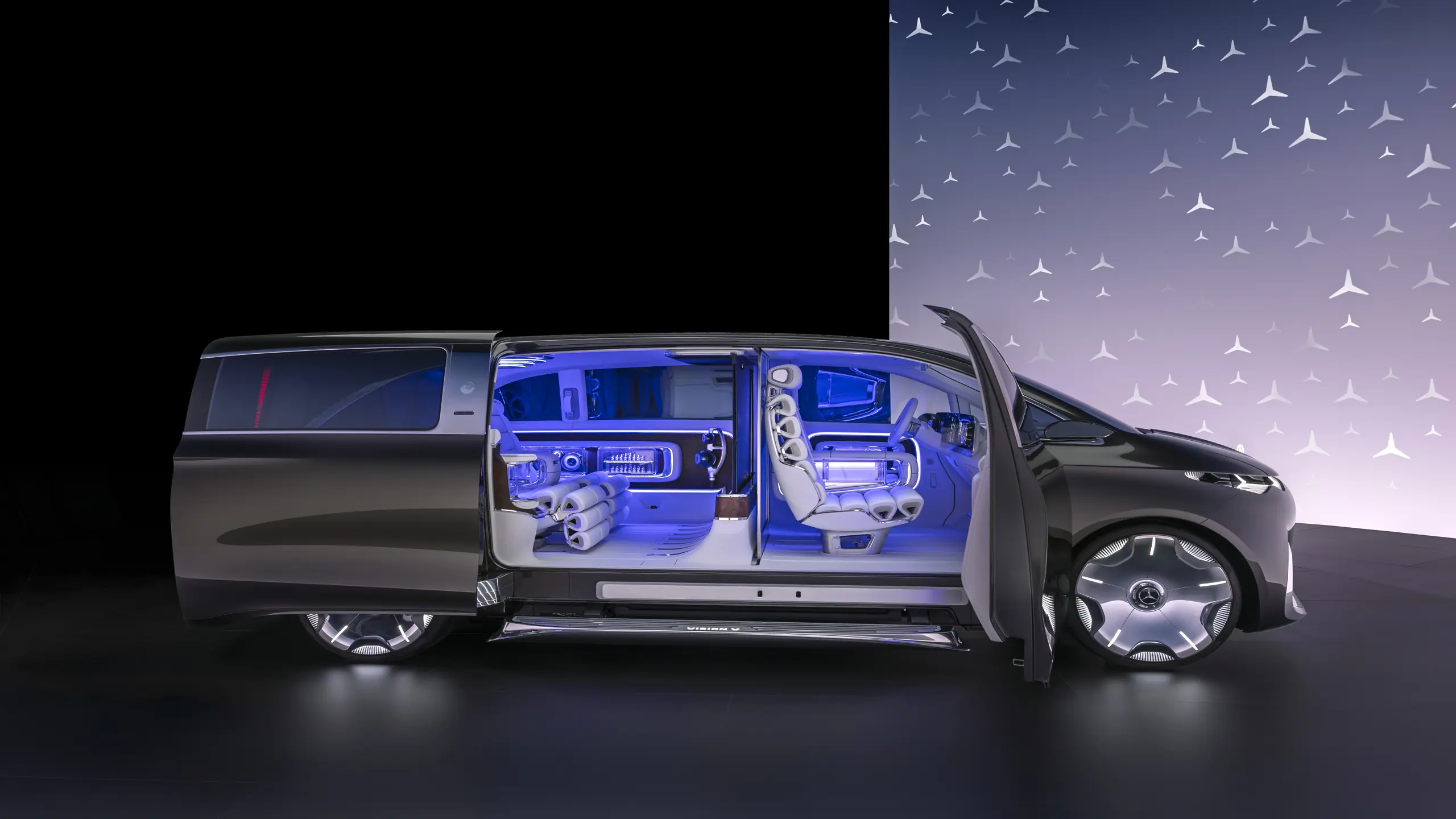 A reservation for the Private Lounge please! The new MPVs from Mercedes Benz are arriving